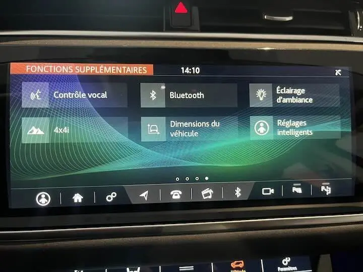 Écran tactile central du Range Rover Evoque noir Santorini affichant les fonctions vocales, Bluetooth et 4x4.