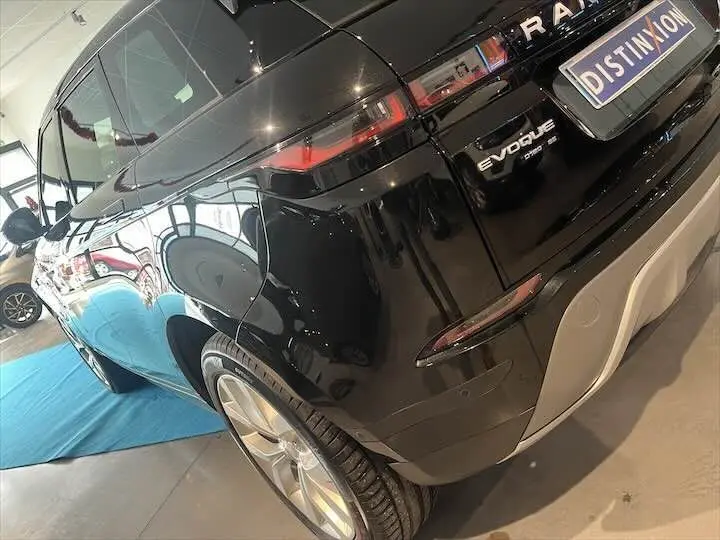 Vue 3/4 arrière droite du Range Rover Evoque noir Santorini avec feux arrière et logo distinctifs visibles.
