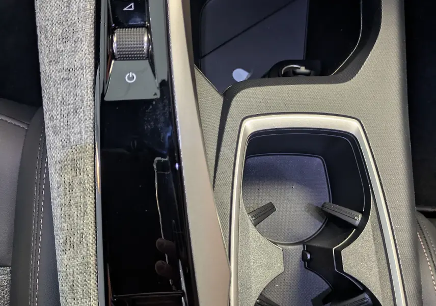 Vue rapprochée de la console centrale du Peugeot 5008 blanc, montrant la commande de frein à main électronique et porte-gobelets.
