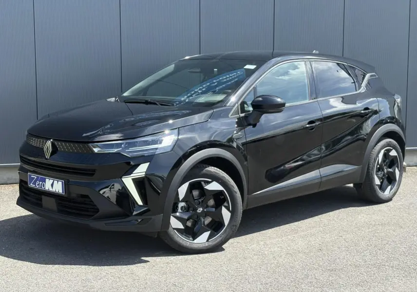 Renault Captur 2025 noir étoile en 3/4 avant droit, avec jantes aluminium et signature lumineuse LED distinctive.