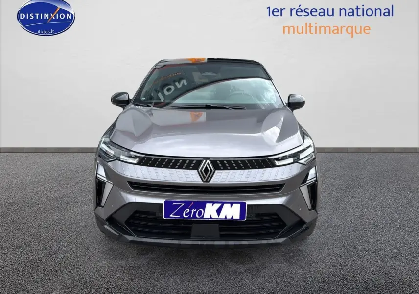 Vue frontale d'un Renault Captur 2025 gris cassiopée avec calandre moderne et phares LED fins.