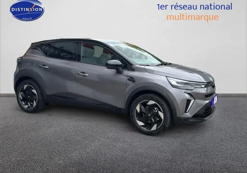 Renault Captur 2025 gris cassiopée en vue de profil côté gauche, avec jantes alu et vitres teintées.