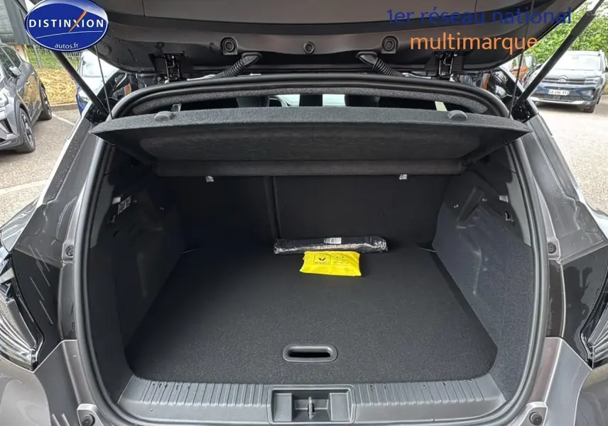 Coffre ouvert d'un Renault Captur gris cassiopée, vue arrière montrant l'espace de chargement vide avec cache-bagages.