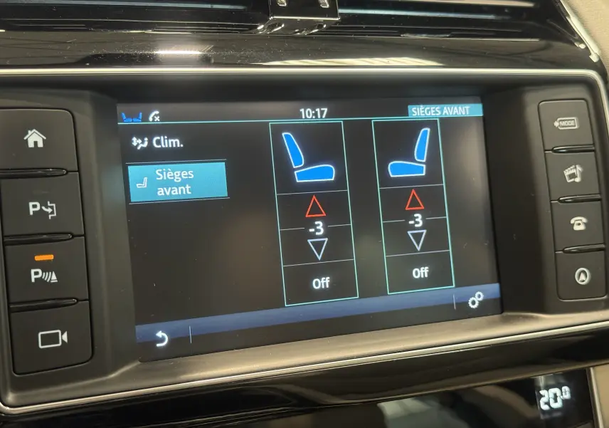 Écran tactile du système de climatisation de la Jaguar XE 20d 2015 montrant le réglage des sièges avant.