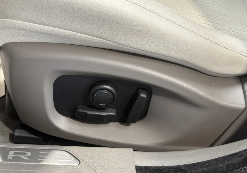 Réglages électriques du siège beige côté conducteur dans une Jaguar XE 20d 180 ch Prestige 2015