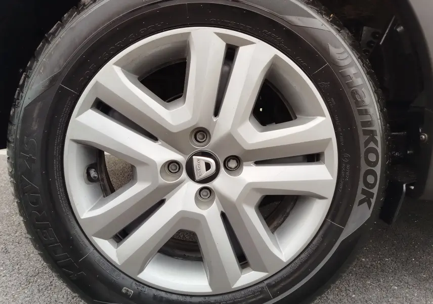 Gros plan sur la jante alliage argentée de la Dacia Sandero Stepway 2021 avec pneu Hankook noir.