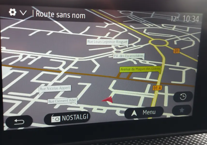Écran GPS de la Dacia Sandero Stepway 2021 affichant une carte routière avec itinéraire en cours.