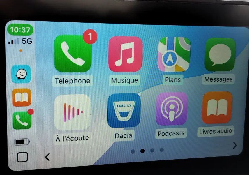 Écran tactile du système multimédia Dacia affichant plusieurs applications, dans un intérieur de Sandero Stepway blanc glacier.