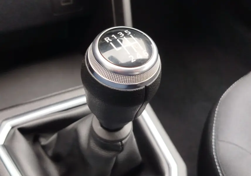 Le levier de vitesses manuel noir de la Dacia Sandero Stepway 2021, vue rapprochée de la commande de boîte à 6 rapports.