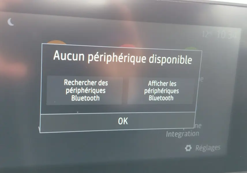 Écran central de la Dacia Sandero Stepway 2021 montrant un message Bluetooth sans périphérique connecté.