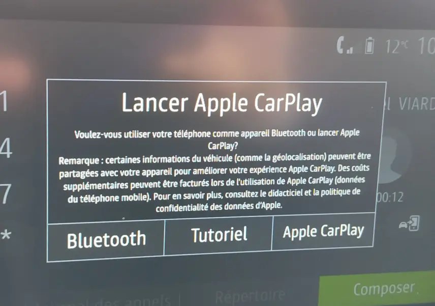 Écran tactile intérieur de la Dacia Sandero Stepway 2021 montrant l'option de lancement Apple CarPlay.