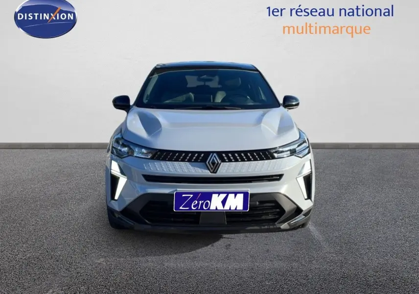 Vue frontale d'un Renault Captur gris Rafale métal avec toit noir, mettant en valeur sa calandre moderne et ses feux LED distinctifs.