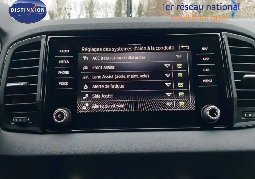 Écran central du tableau de bord du Skoda Karoq 2025 affichant les réglages des aides à la conduite.