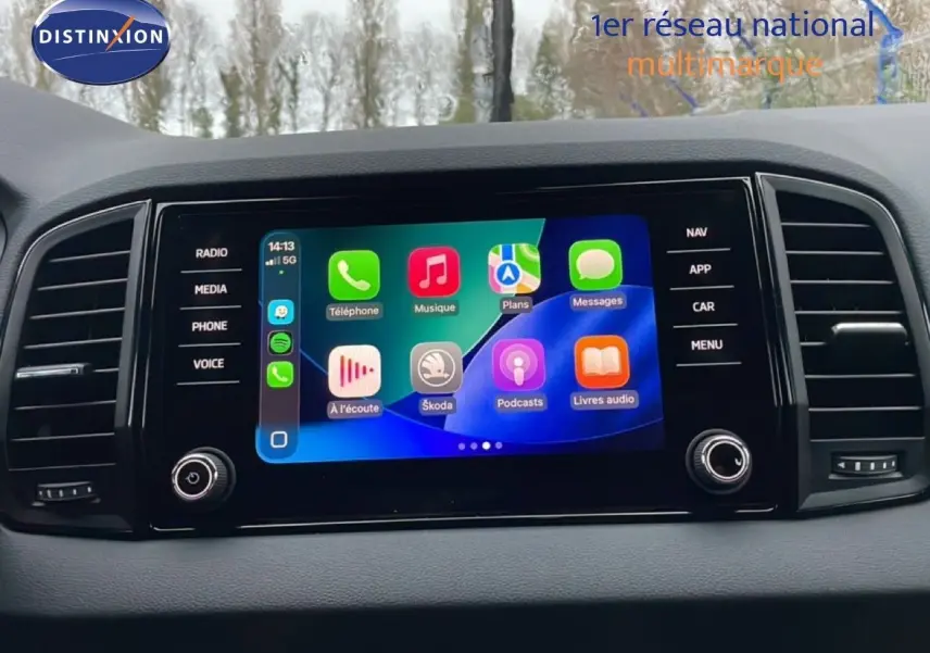 Écran tactile central allumé du Skoda Karoq gris argent, affichant interface multimédia avec applications connectées.