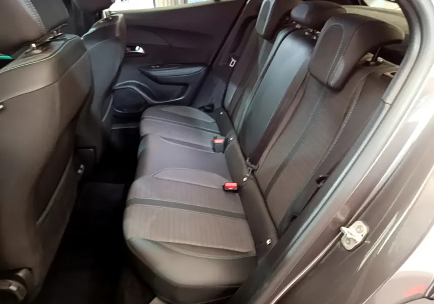 Vue intérieure côté droit des sièges arrière en tissu gris et cuir noir du Peugeot 2008 gris foncé 2022.