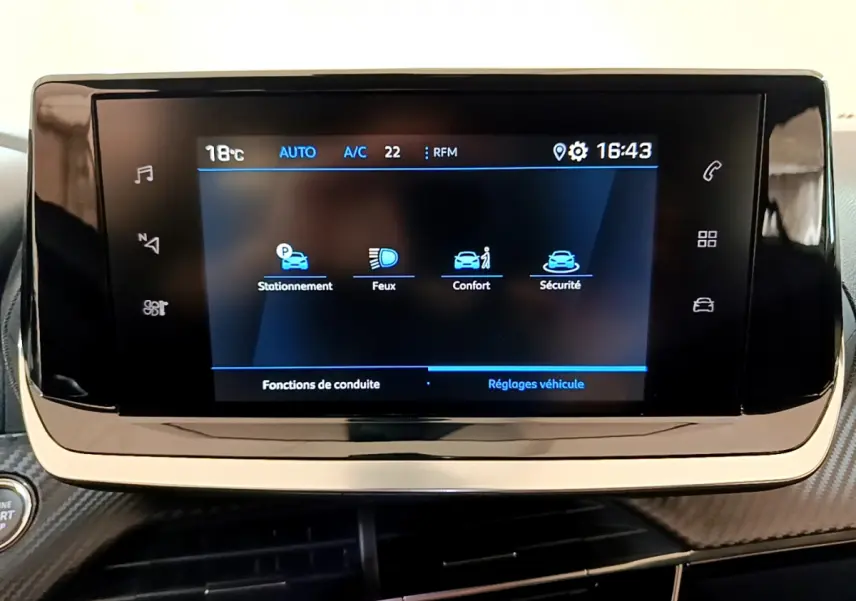 Écran tactile central affichant les réglages du véhicule sur Peugeot 2008 gris foncé, vue intérieure frontale.