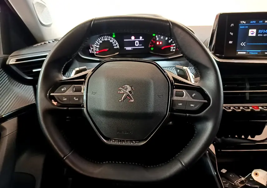 Volant cuir noir multifonctions de la Peugeot 2008 PureTech 130, avec tableau de bord numérique et écran tactile visible.