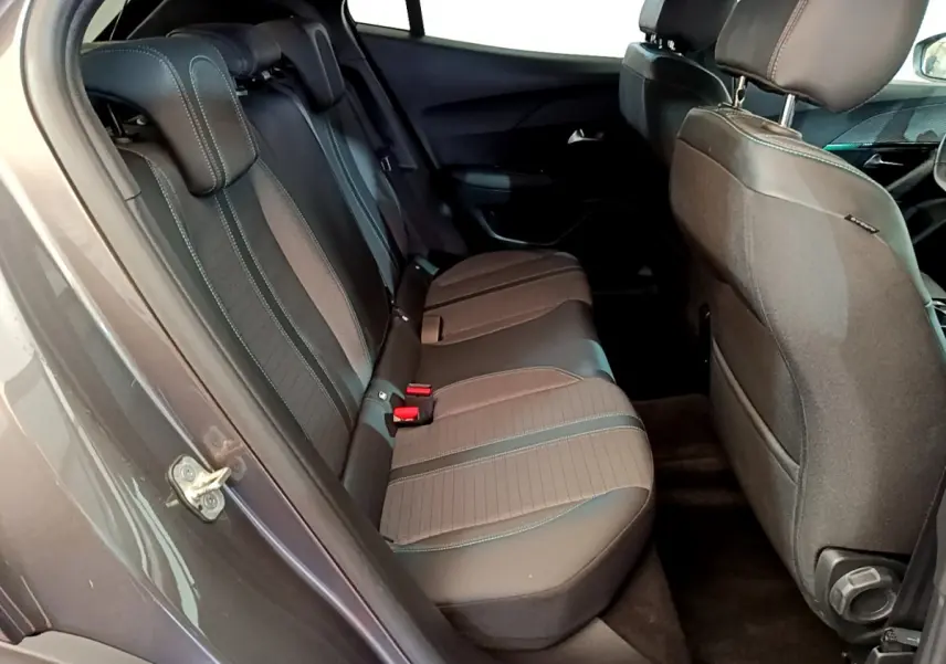 Vue intérieure côté gauche montrant la banquette arrière gris foncé du Peugeot 2008 PureTech 130 Allure 2022.