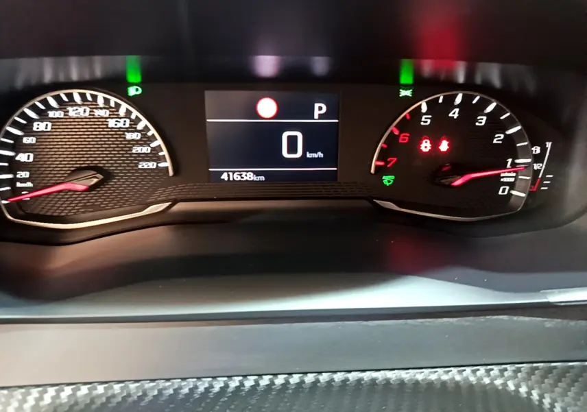Vue rapprochée du tableau de bord numérique du Peugeot 2008 gris foncé, affichant 0 km/h et 41 638 km au compteur.