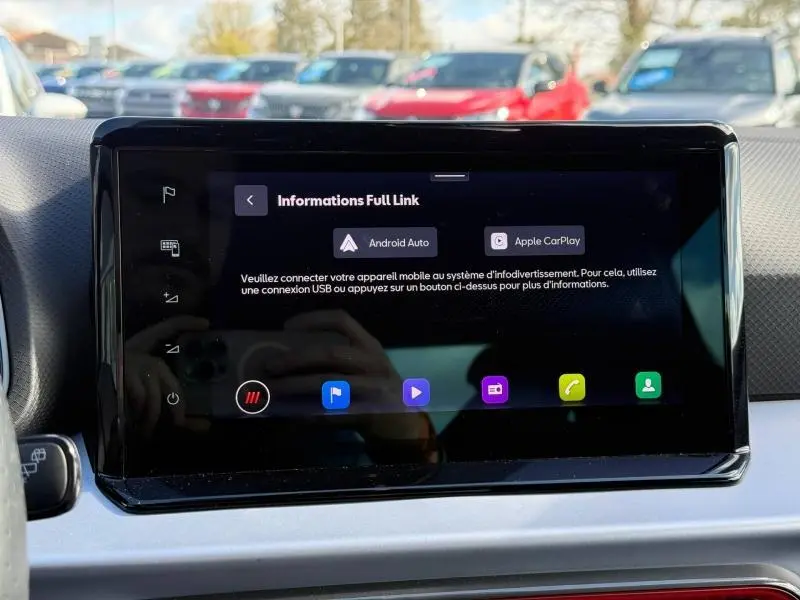Écran tactile central du tableau de bord du SEAT Arona 2025 affichant les options Android Auto et Apple CarPlay.