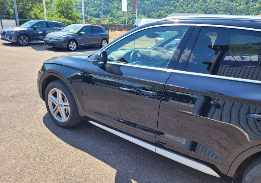 Vue latérale côté gauche d'un Audi Q5 noir 2018 S Line avec jantes alliage et rétroviseur assorti.