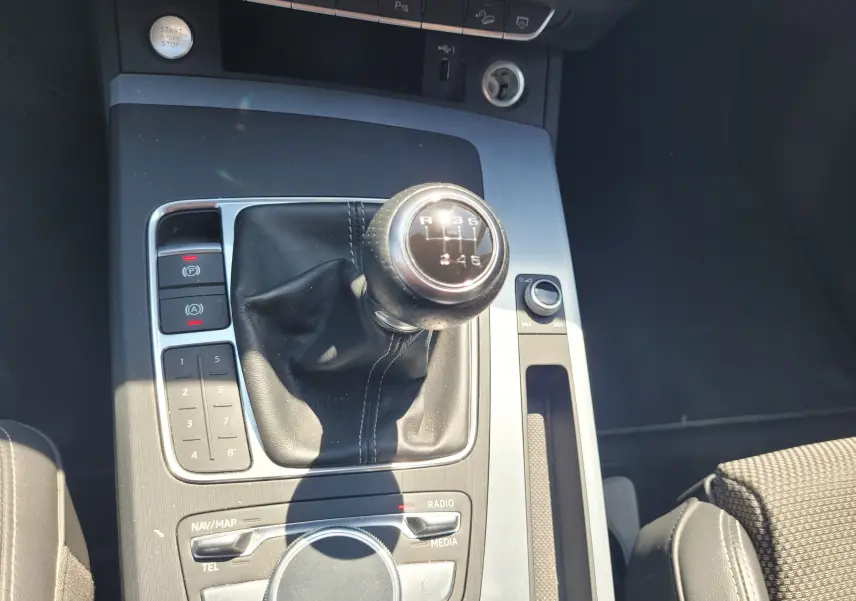 Le levier de vitesses manuel noir de l'Audi Q5 2018 S Line, vu en gros plan sur la console centrale.