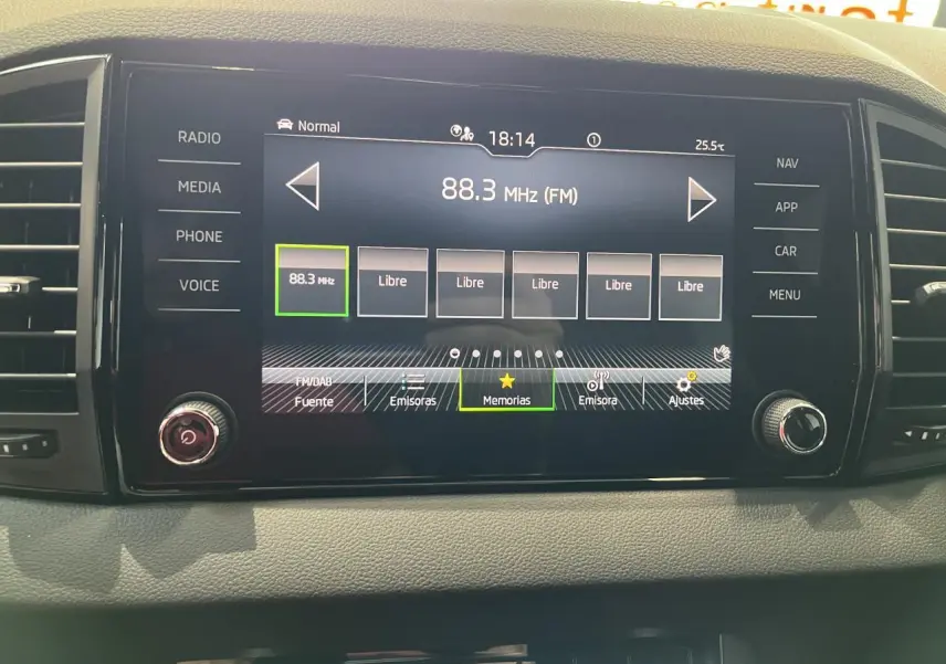 Écran tactile central du système multimédia du Skoda Karoq 2025 avec interface radio FM affichée.