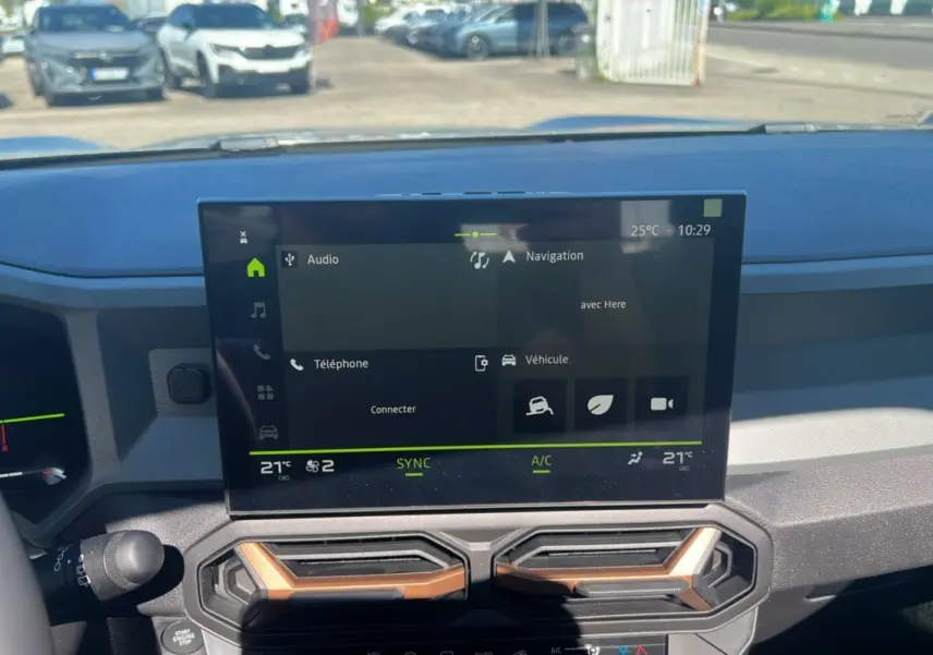Écran tactile central du tableau de bord du Dacia Bigster Hybrid 155 Extreme Plus 2025 avec commandes climatisation visibles.