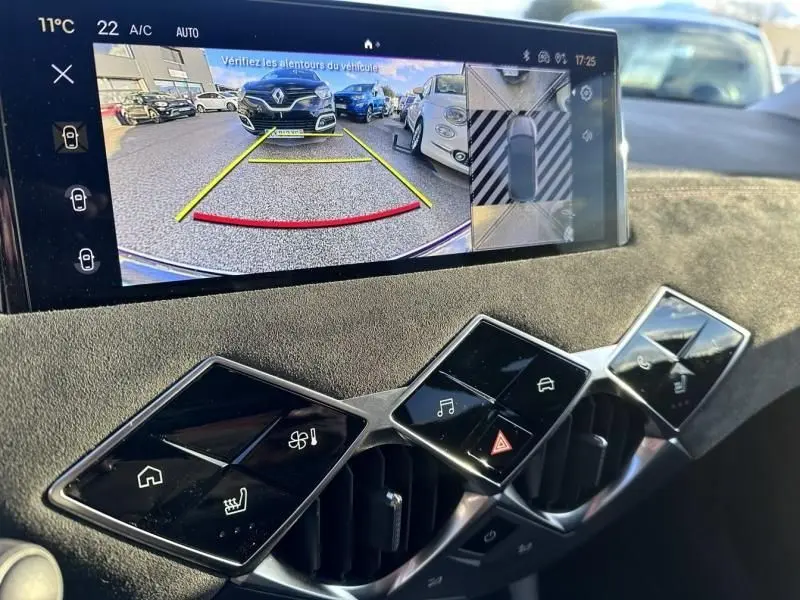 Vue intérieure du tableau de bord du DS3 1.2 Hybride 145 Étoile 2025, avec écran de caméra de recul et commandes tactiles noires.
