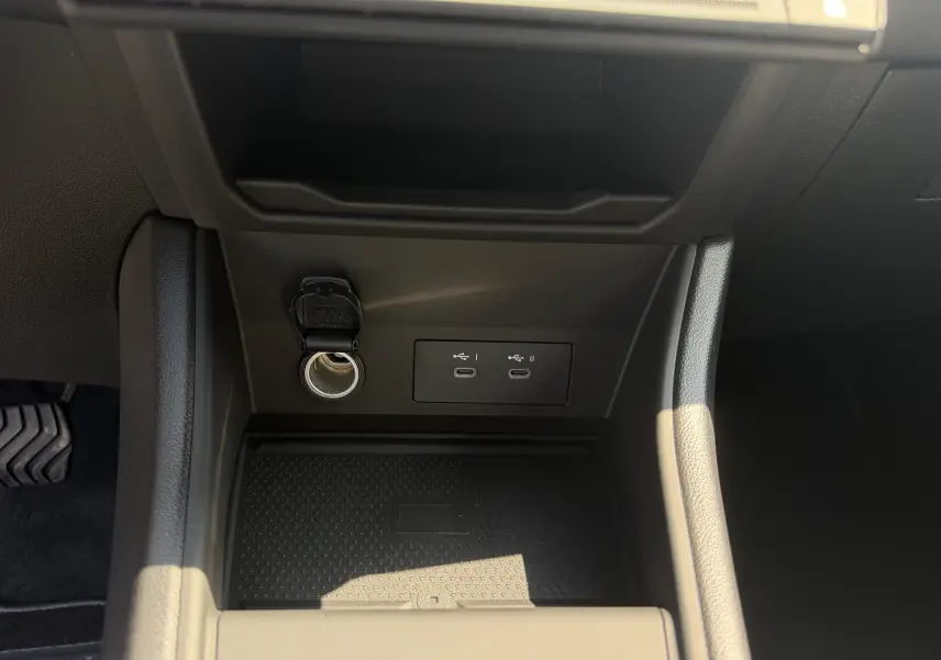 Gros plan sur la console centrale du Renault Captur 2026, montrant prise 12V et deux ports USB-C noirs.