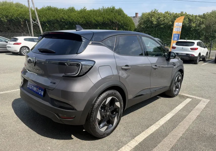 Vue 3/4 arrière droite du Renault Captur 2026 gris Cassiopée bi-ton avec jantes aluminium noires et toit noir.