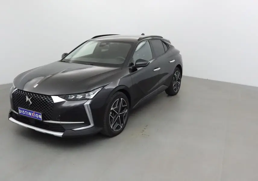 DS4 noir vue 3/4 avant droit, avec calandre distinctive DS et jantes alliage 19 pouces élégantes.