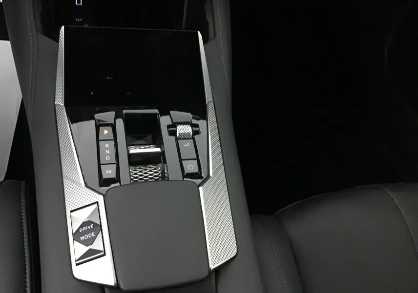 Gros plan sur la console centrale noire du DS4 2022 avec levier de vitesses automatique et bouton Drive Mode.