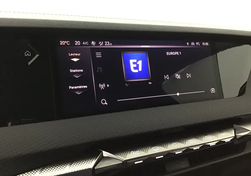 Écran tactile central du tableau de bord de la DS4 noire, affichant la radio Europe 1 en FM, avec commandes climatisation visibles.