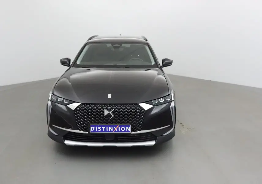 Vue frontale d'un DS4 noir 2022 avec calandre distinctive et éclairage LED anguleux dans un studio neutre.