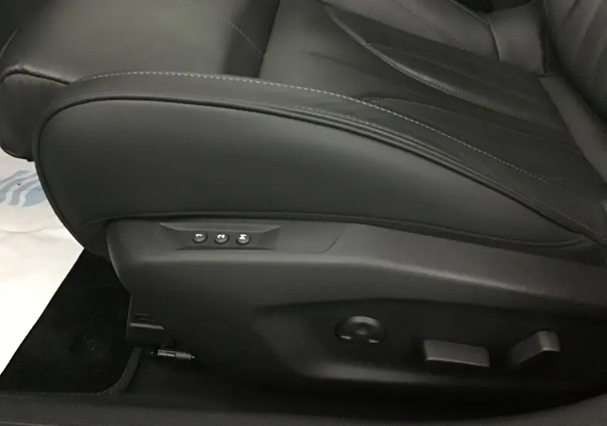 Gros plan sur le côté gauche du siège avant en cuir noir du DS4 2022, avec commandes électriques de réglage mémoire.