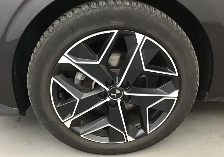 Gros plan sur la jante noire et argentée du côté gauche d'une DS4 Cross Rivoli noire 2022.