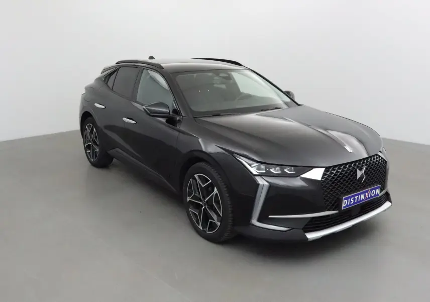DS4 noir vue en 3/4 avant droit, mettant en valeur sa calandre distinctive et ses jantes alliage modernes.