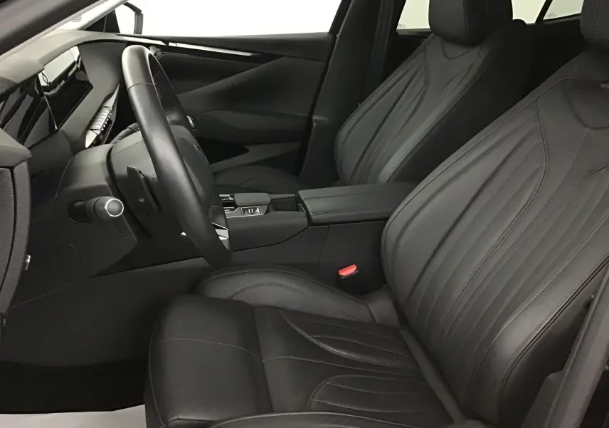 Intérieur avant gauche du DS4 noir 2022, sièges en cuir noir avec coutures élégantes et console centrale moderne.