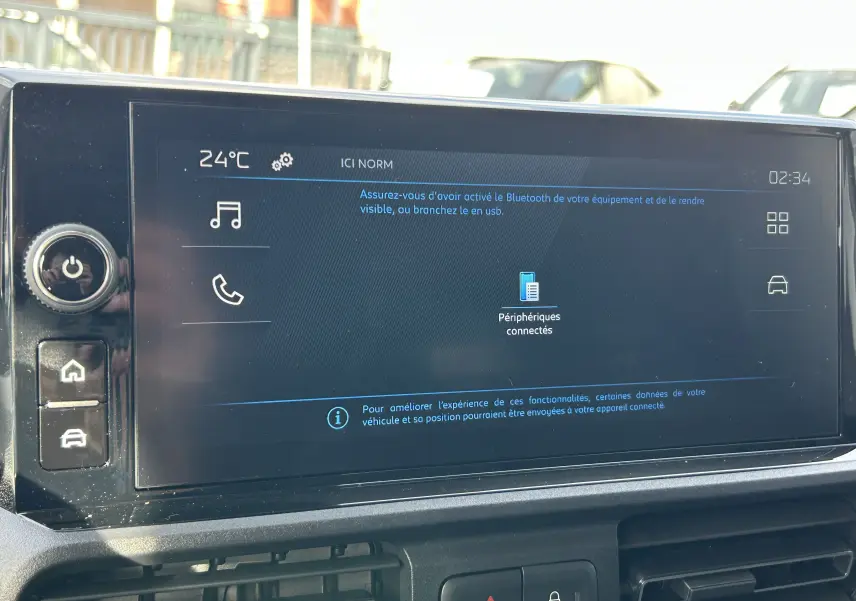 Écran tactile 10 pouces du Peugeot Partner Fourgon 2025 affichant la connexion Bluetooth et les commandes multimédia.