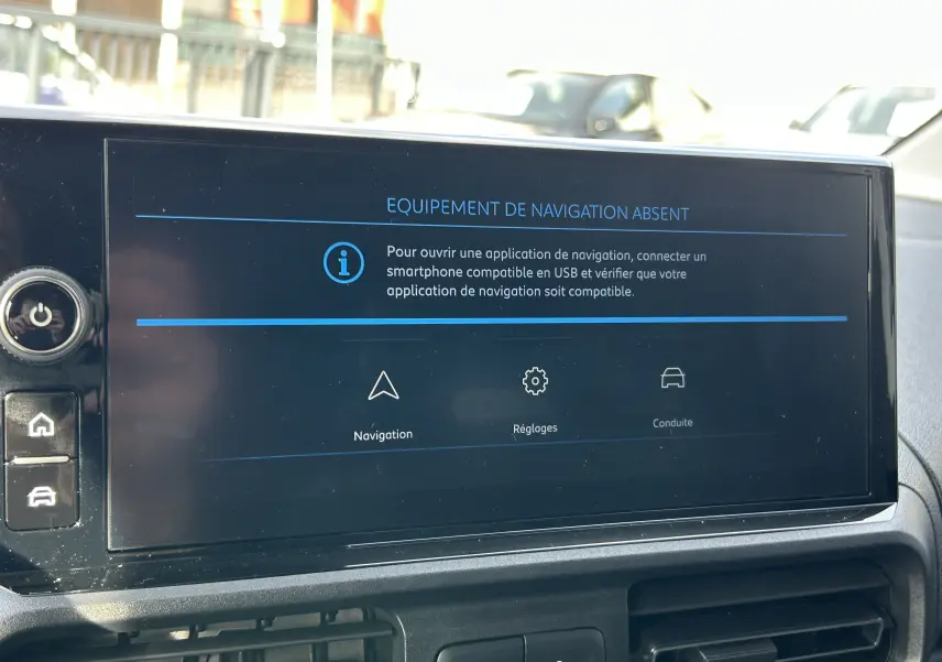 Écran tactile central du Peugeot Partner Fourgon 2025 affichant l'absence d'équipement de navigation.