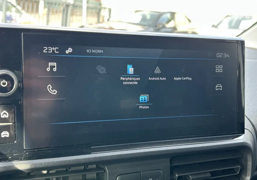 Écran tactile 10 pouces du Peugeot Partner Fourgon 2025 affichant Android Auto et Apple CarPlay, vue intérieure frontale.