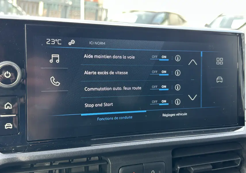 Écran tactile central du Peugeot Partner Fourgon 2025 affichant les réglages d’aides à la conduite en intérieur.