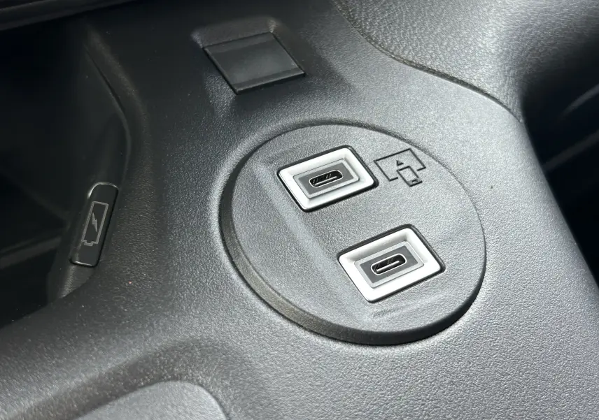 Gros plan sur les deux ports USB-C intégrés dans la console centrale du Peugeot Partner Fourgon blanc 2025.