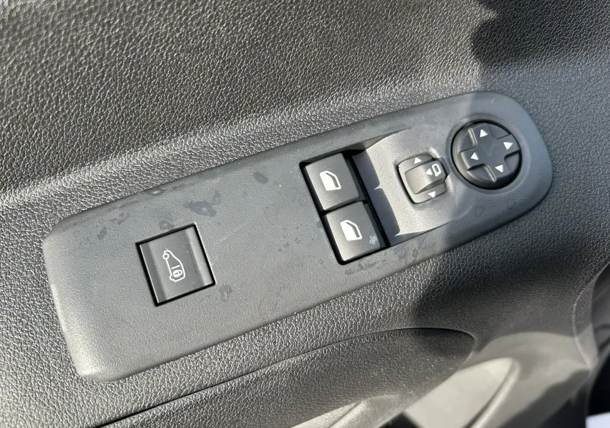 Panneau de commandes des vitres et rétroviseurs côté conducteur du Peugeot Partner Fourgon blanc 2025.