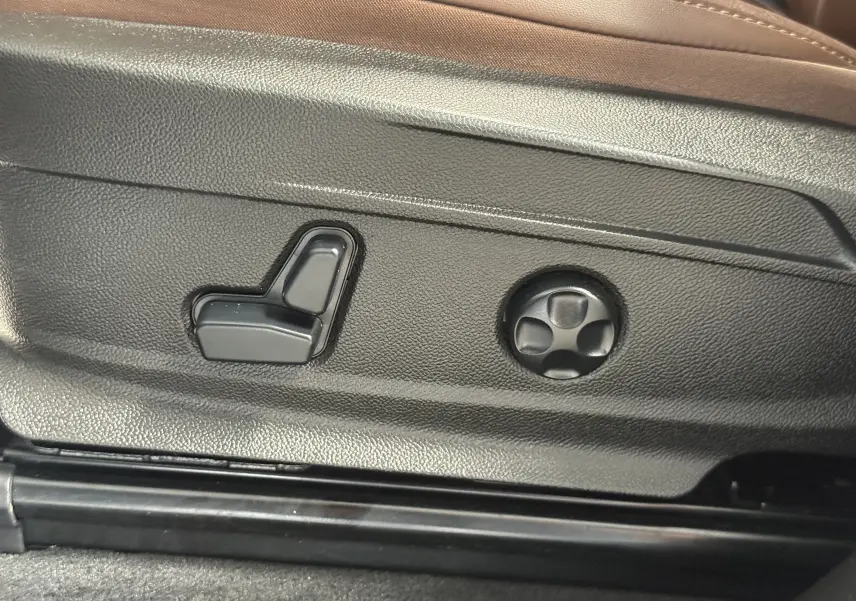 Gros plan sur les commandes de réglage électrique du siège côté conducteur de l'Alfa Romeo Stelvio gris Lusso 2017.