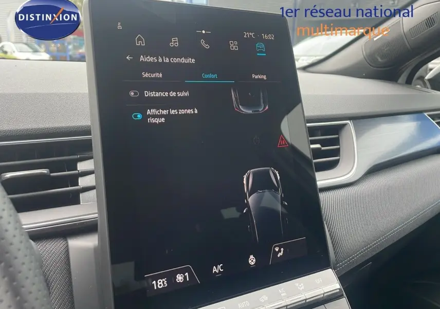 Écran tactile central du tableau de bord du Renault Captur E-Tech hybride 2025, avec commandes d’aide à la conduite visibles.