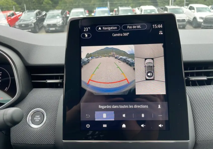 Écran tactile central affichant la caméra 360° dans l’habitacle d’une Renault Clio gris schiste, vue avant intérieure.