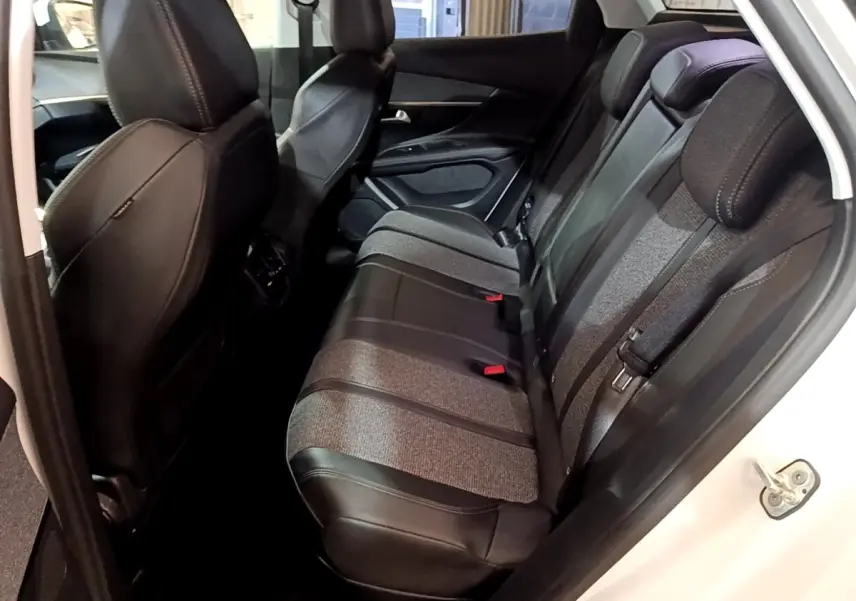Vue intérieure côté droit montrant la banquette arrière bi-matière noire et grise du Peugeot 3008 blanc hybride rechargeable 2020.