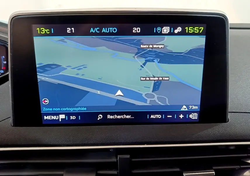 Écran tactile central du tableau de bord du Peugeot 3008 blanc, affichant la navigation en mode 3D.